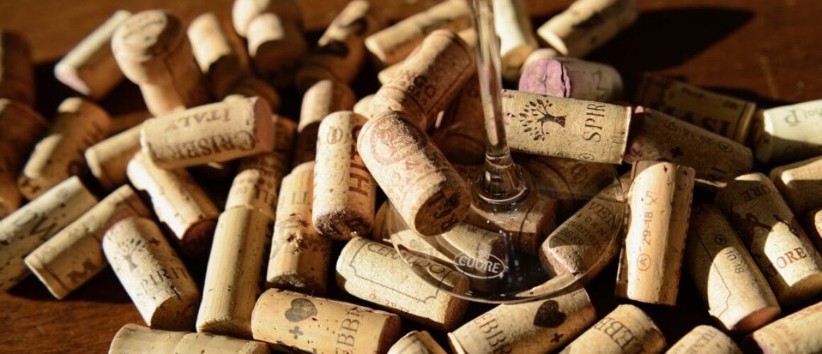 Sammelsurium von Korkzapfen aus Weinflaschen